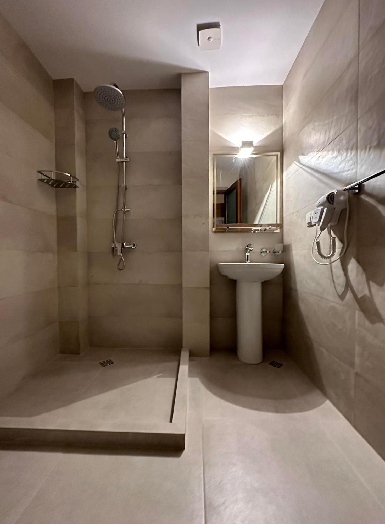 Karse Hotel Ambrolauri Bilik gambar